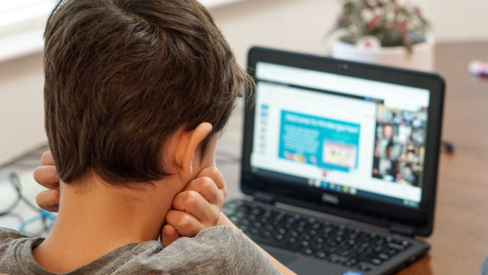 Aulas online cobram preço alto da saúde mental de estudantes Aulas online cobram um preço alto na saúde mental dos estudantes.