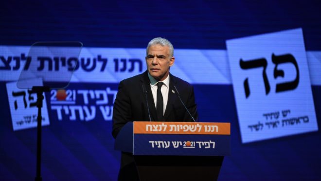 Após 12 anos no poder, Netanyahu pode perder o cargo para oponentes Yair Lapid, líder do Yesh Atid, busca acordo com diversos partidos israelenses para a formação de governo até a quarta-feira