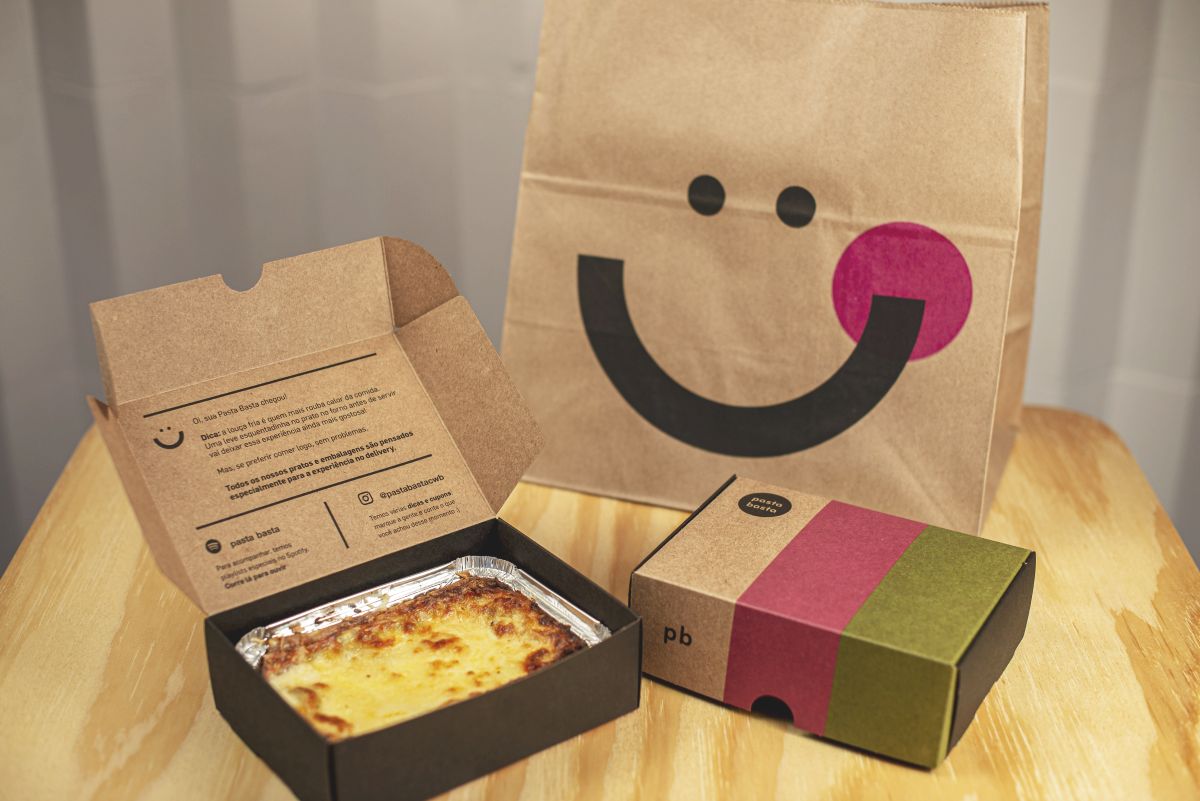 No delivery do Pasta Basta, a experiência inclui embalagens chamativas e até sugestões de playlists para acompanhar o jantar.