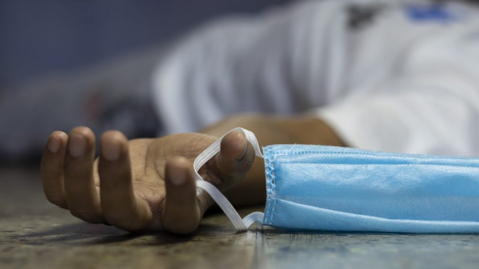 500 mil mortos pela Covid e o fracasso de todos e cada um de nós Fracassamos. A cada onda, temos a oportunidade de fazer tudo diferente, mas insistimos em chamar Fulano de genocida ou em tirar o sustento dos outros.