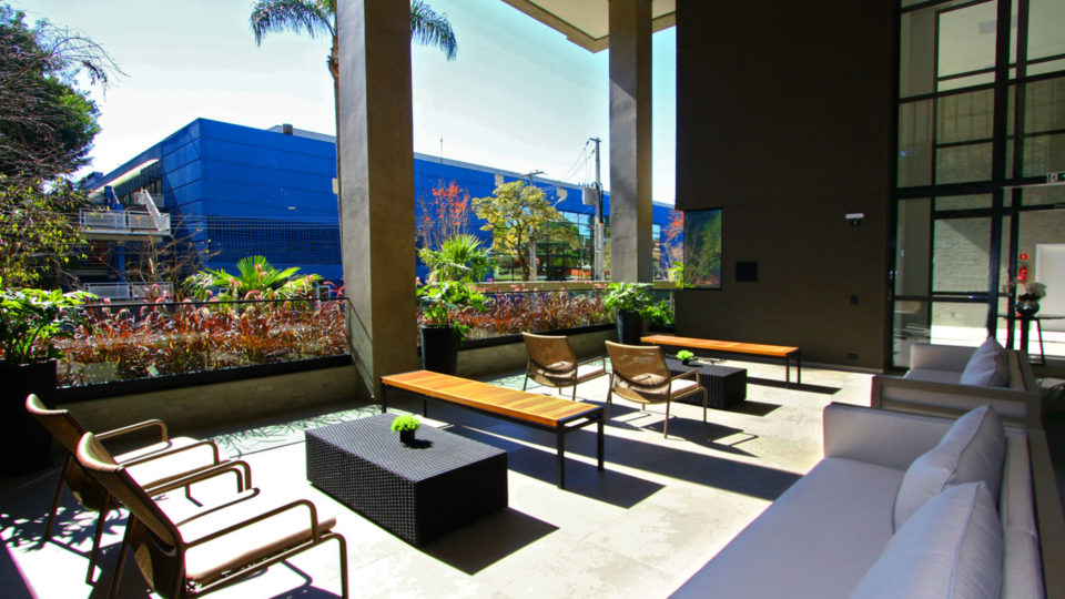 Espaço lounge do Riserva 35, empreendimento pronto para morar da Swell no Alto da XV, em Curitiba.