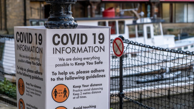 Reino Unido não registra nenhuma morte por Covid-19 nas últimas 24 horas Uma placa informativa em Londres orienta a população a como evitar a infecção pelo novo coronavírus, em 2 de novembro de 2020. Imagem ilustrativa.