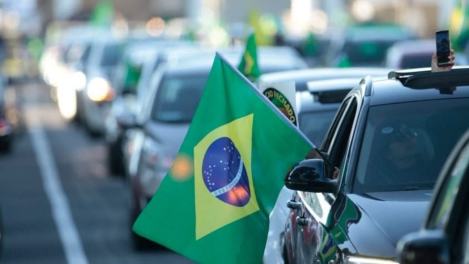 Com carreata e buzinaço, comerciantes protestam contra bandeira vermelha em Curitiba Carreata de comerciantes contra lockdown em Curitiba. 01/06/2021