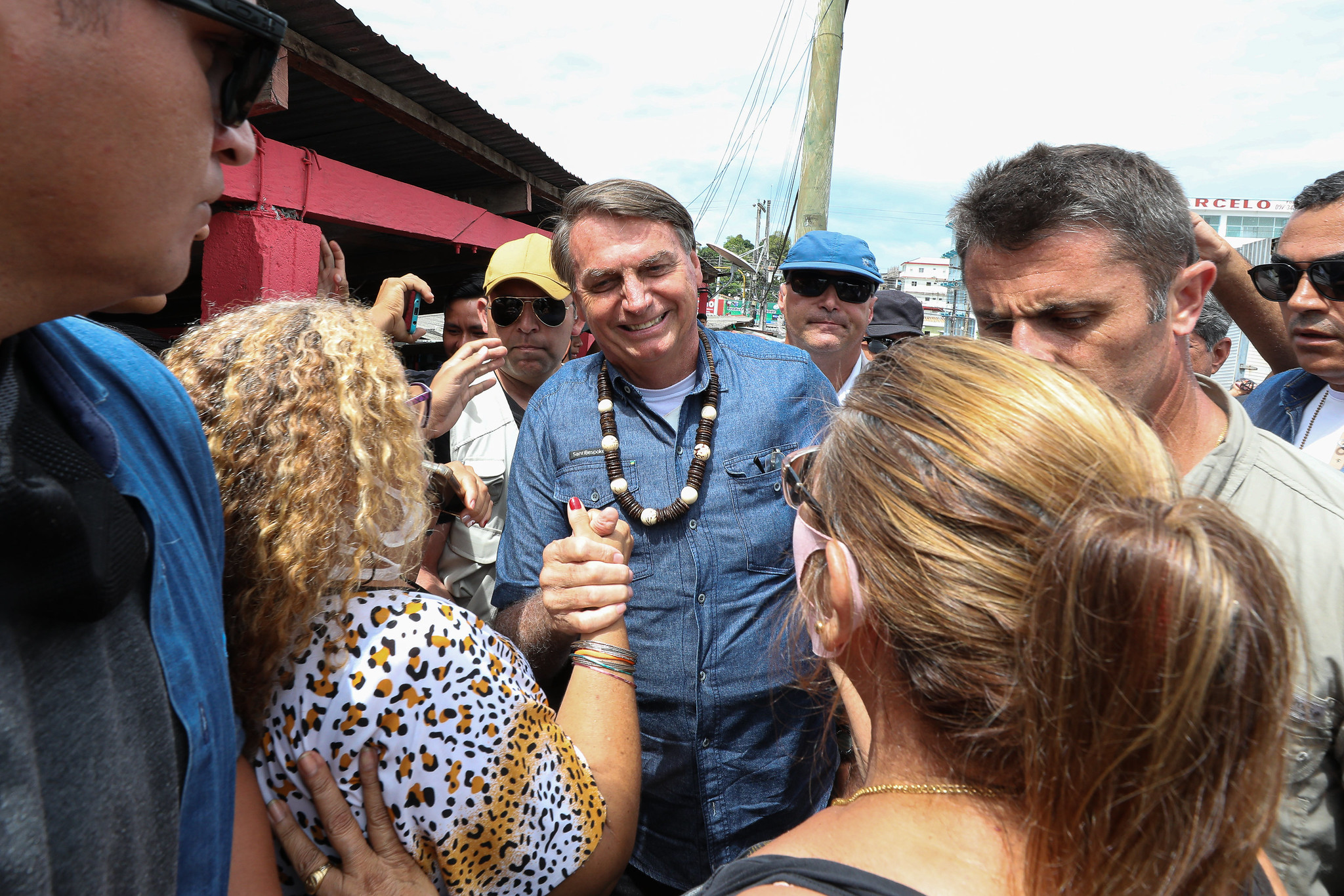 Bolsonaro participa de inauguração de ponte em São Gabriel da Cachoeira (AM): sem máscara e distanciamento social.