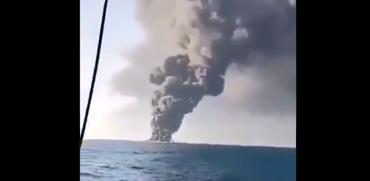Maior navio da Marinha do Irã pega fogo e naufraga no Golfo de Omã Fumaça do incêndio no navio pôde ser observada de longa distância