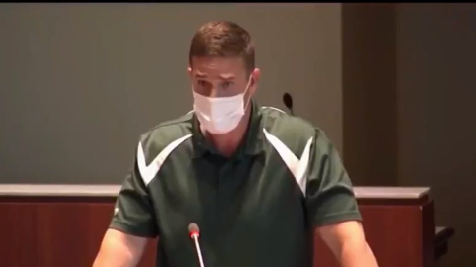 Professor de escola americana é afastado após criticar identidade de gênero Professor Byron Tanner Cross falou no conselho escolar do condado de Loudoun.