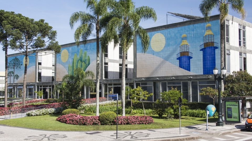 ISS e pagamento à vista do IPTU garantem contas no azul para maiores cidades do PR Prefeitura de Curitiba apresentou superávit de R$ 504,7 milhões no primeiro quadrimestre