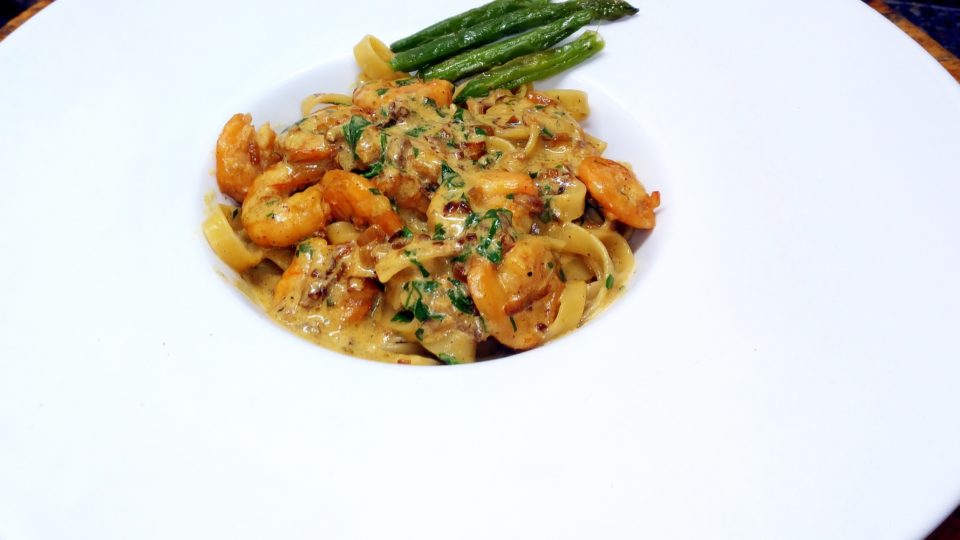 Que tal fazer um saboroso prato de camarão por menos de R$ 20? Fettuccine com camarão cremoso ao curry e vodca – feito em casa, com todos os sabores e custo baixo.