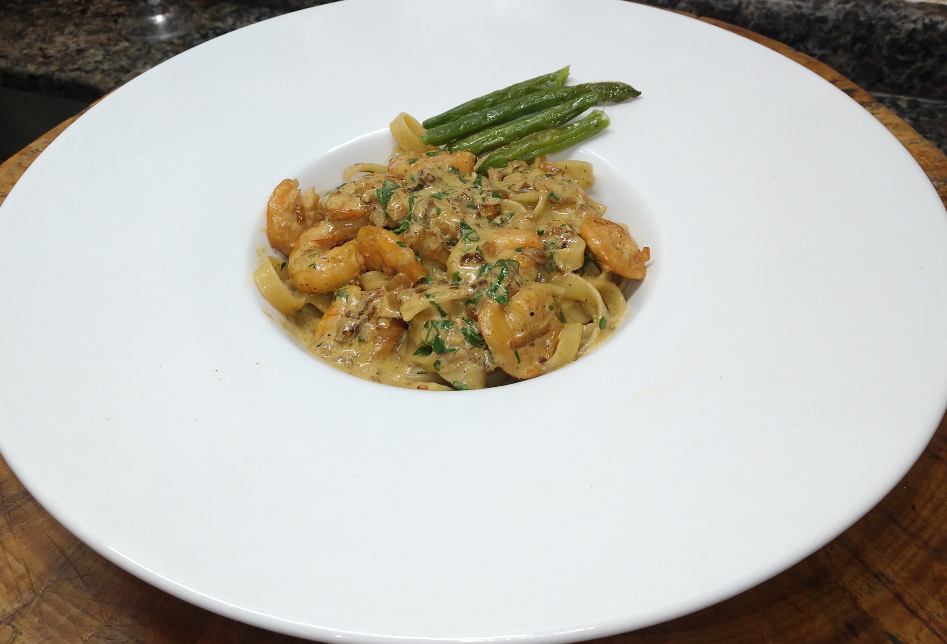 Fettuccine com camarão cremoso ao curry e vodca - prato pra fazer em menos de uma hora. Fettuccine com camarão cremoso ao curry e vodca - prato pra fazer em menos de uma hora.