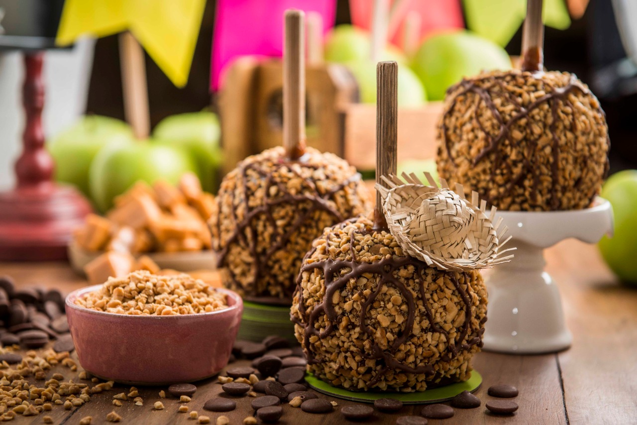 A caramel apple da Mary Ann Apple Factory com amendoim é ideal para festas juninas.