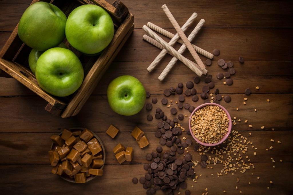 A caramel apple tradicional é feita de maçã verde. Foto: Letícia Akemi/Gazeta do Povo A caramel apple tradicional é feita de maçã verde. Foto: Letícia Akemi/Gazeta do Povo