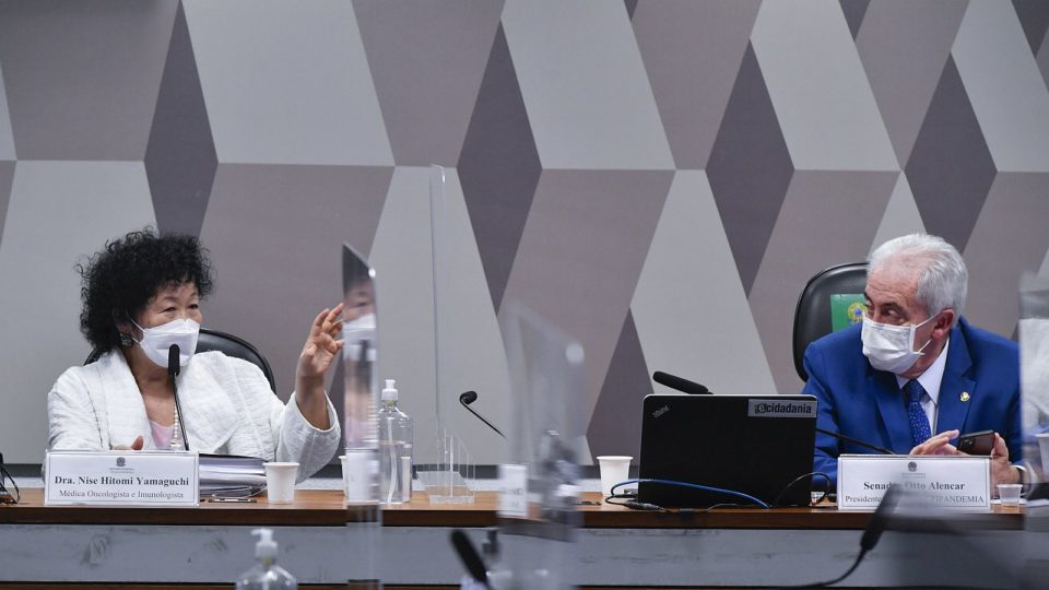 A CPI dos “coroné” A médica Nise Yamaguchi e o senador Otto Alencar durante sessão da CPI da Covid.