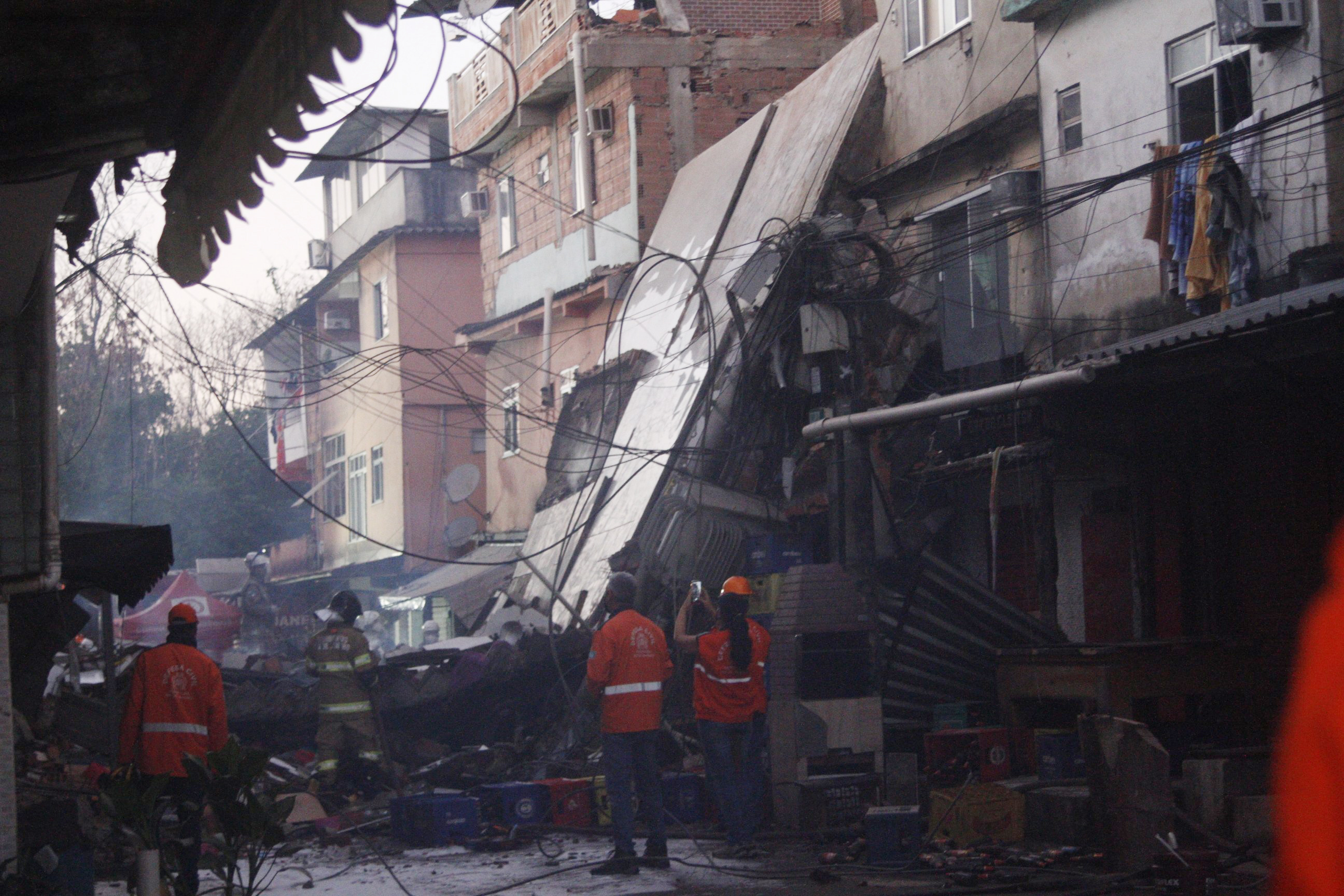 Prédio que desabou no Rio era irregular; Paes diz que milícia não construirá mais