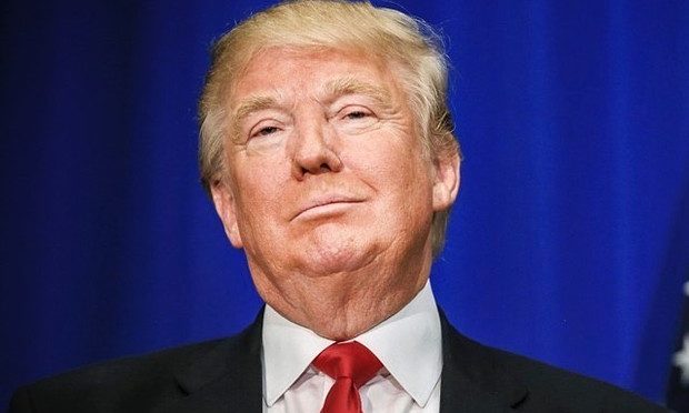 Facebook suspende ex-presidente Donald Trump por dois anos Facebook suspende ex-presidente Donald Trump por dois anos