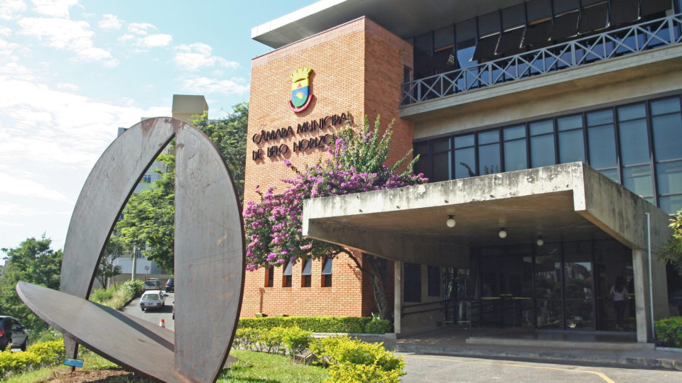Proibição ao uso de “linguagem neutra” nas escolas avança em BH Projeto já foi aprovado por três comissões da Câmara de BH e aguarda pelo parecer de mais uma para poder ser votado.