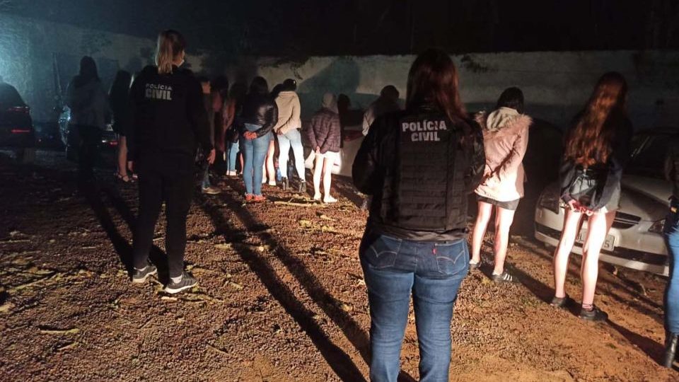 Polícia Civil prende grupo reincidente em organizar festas clandestinas na RMC Polícia Civil encerra festa clandestina com 64 pessoas em São José dos Pinhais.