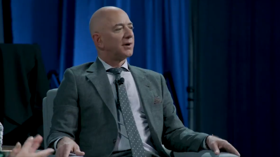 Bilionário Jeff Bezos irá ao espaço na 1ª viagem tripulada da Blue Origin Jeff Bezos anunciou que vai viajar ao espaço na primeira viagem tripulada da Blue Origin