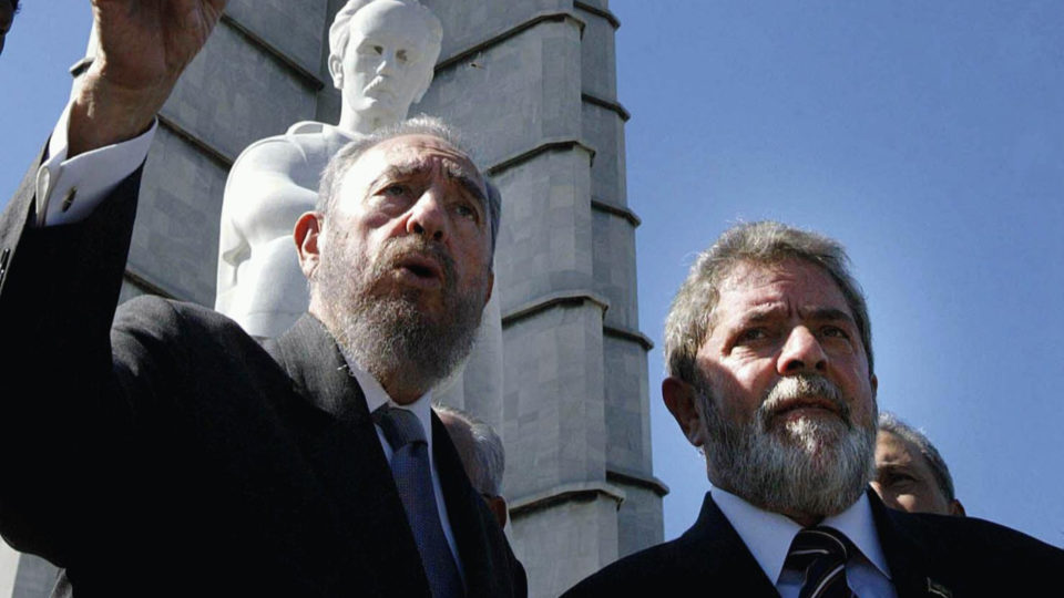 Democrata? Nove momentos em que Lula foi um grande companheiro de ditadores Amizade antidemocrática: O então presidente Luiz Inácio Lula da Silva e o presidente de Cuba, Fidel Castro, em frente à Estátua de José Martí, na Praça da Revolução, em Havana, Cuba, em 2003.