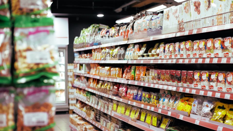 Consumo responsável ainda engatinha no Brasil Ler rótulos e identificar produtos com selos de sustentabilidade são uma boa opção para se tornar um consumidor mais sustentável.