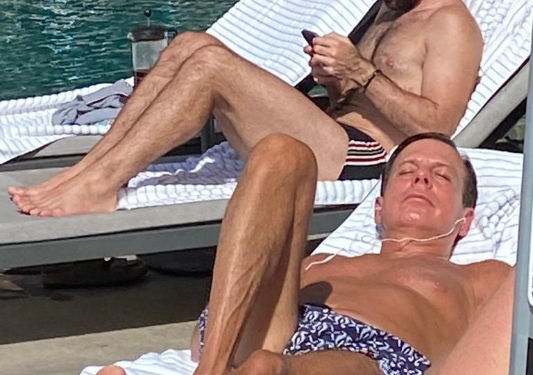 Doria é criticado por banho de sol sem máscara em hotel no Rio João Doria