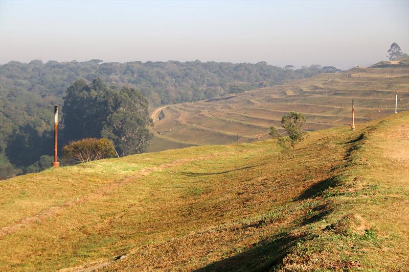 Reaproveitamento de resíduos começa com separação dentro de casa Aterro da Caximba, que recebeu o lixo de Curitiba e Região Metropolitana, se tornou uma área de preservação ambiental.