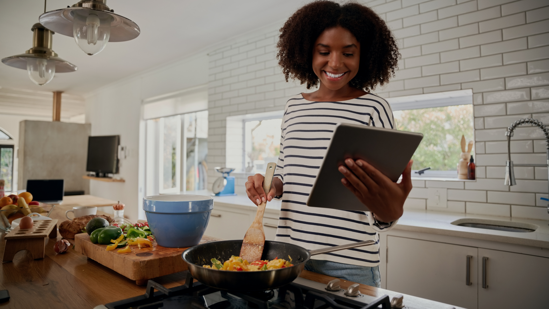 Seja para quem quer ser profissional, ou apenas para quem gosta de cozinha, a chef MiAguiar oferece aulas e cursos de gastronomia.