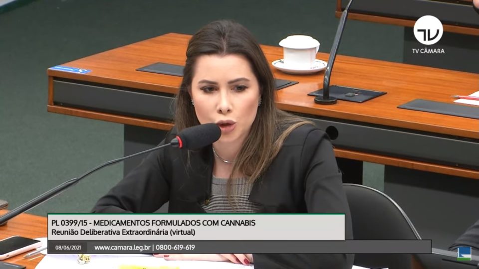 “Estado não tem como fiscalizar”, diz deputada sobre liberação de plantio de maconha Para a deputada Caroline d Toni, a legalização do cultivo industrial de maconha em todo território nacional seria equivalente a uma autorização para o plantio descontrolado.