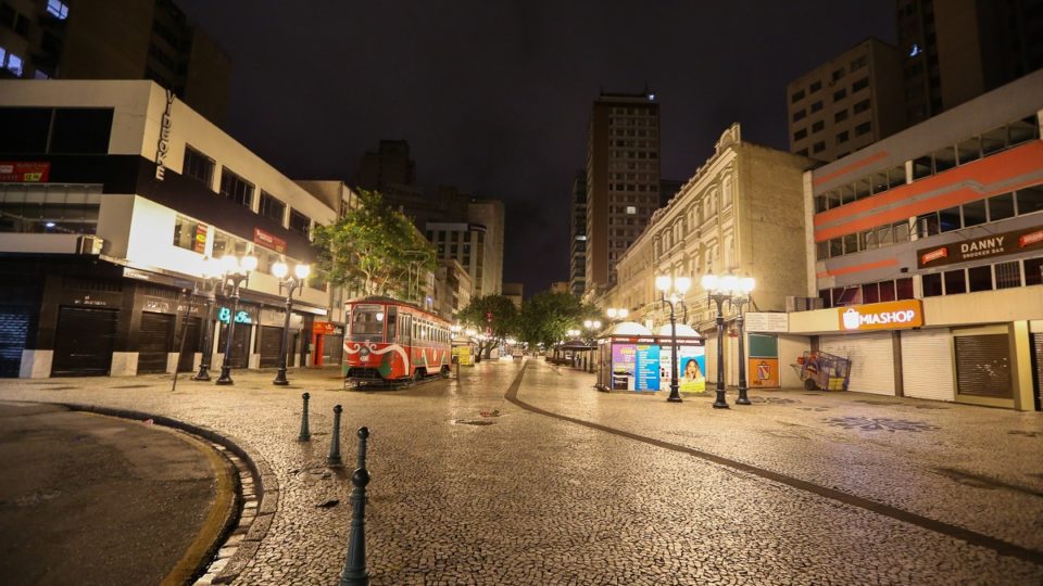 Curitiba volta à bandeira laranja e libera atendimento presencial no comércio; confira Toque de recolher na capital será das 21 às 5 horas