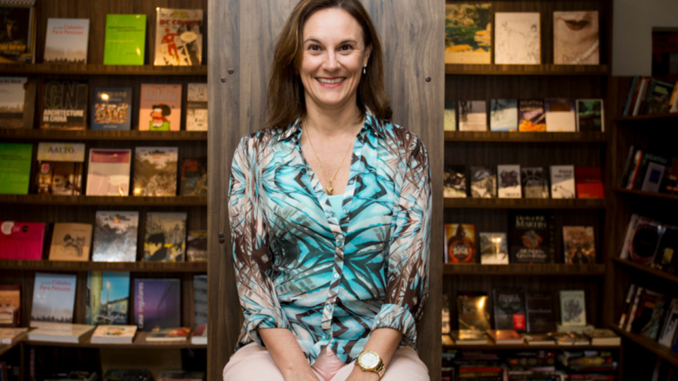 Dedos Impermitidos: conheça o novo livro de Luci Collin Luci Collin já lançou mais de 21 livros e foi finalista do Prêmio Jabuti 2020. Foto: Henry Milleo/Arquivo Gazeta do Povo