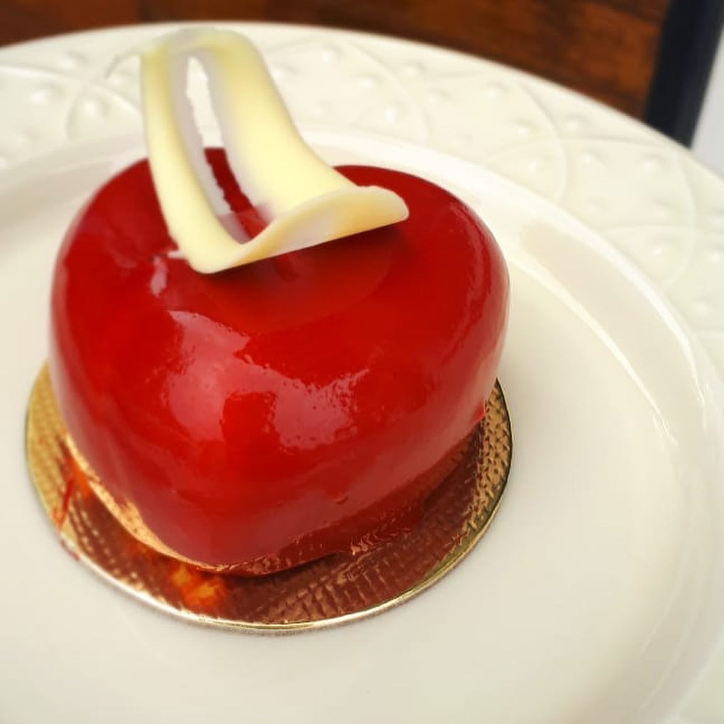 Entremet, uma bavaroise de infusão de capim limão, cremoso de framboesas frescas, genoise de baunilha. Entremet, uma bavaroise de infusão de capim limão, cremoso de framboesas frescas, genoise de baunilha.