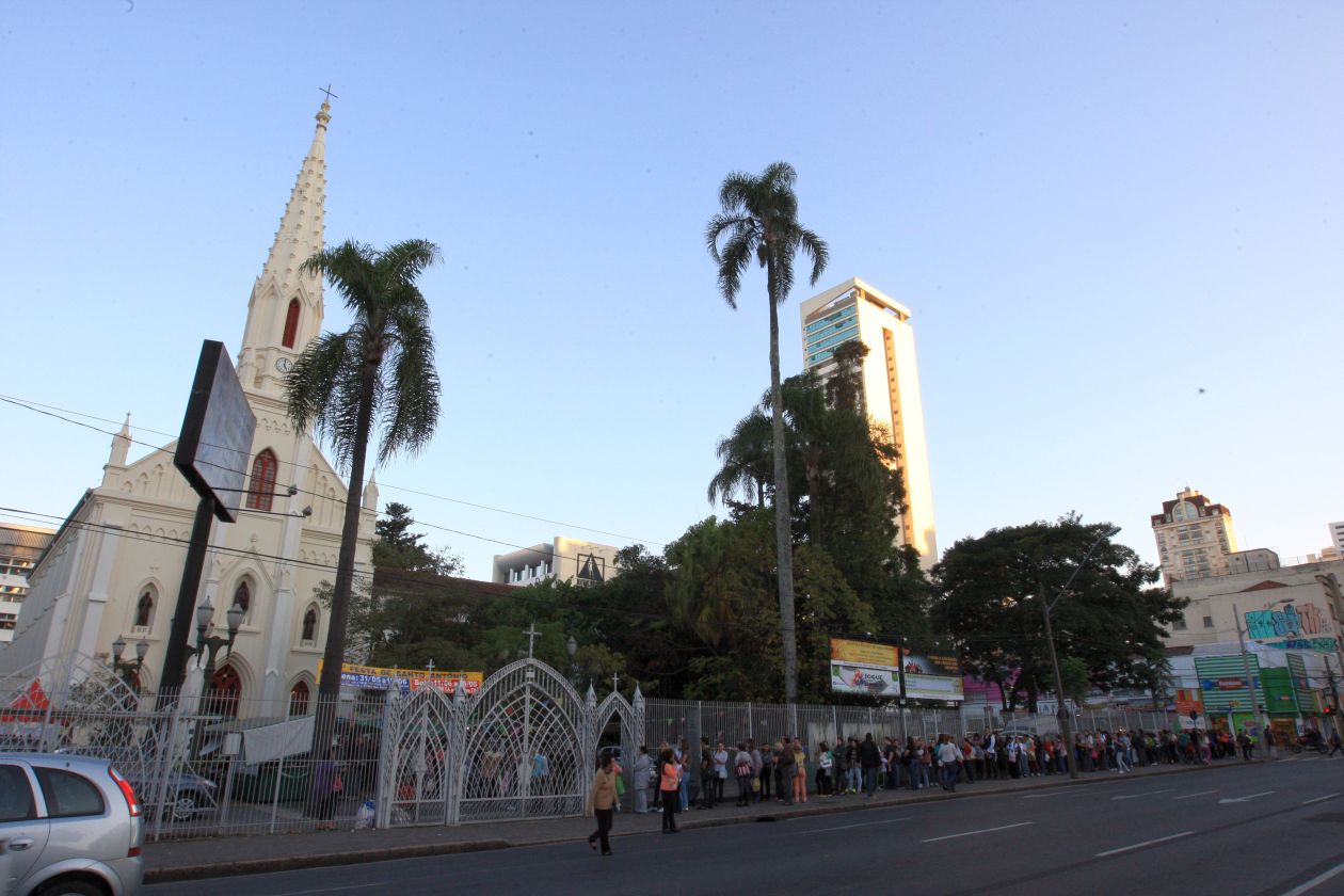 FILA BOLO SANTO ANTONIO
DATA: 13 de JUNHO de 2014
EDITORIA: ONLINE
REPÓRTER:
LOCAL: PRACA RUI BARBOSA Curitiba- PR
PERSONAGEM: .
PAUTA: A fila para pegar um pedaco do bolo de Santo Antonio na Paroquia Bom Jesus dos Perdoes dobrou a esquina.
TAGS: .
FOTO: Ivonaldo Alexandre FILA BOLO SANTO ANTONIO
DATA: 13 de JUNHO de 2014
EDITORIA: ONLINE
REPÓRTER:
LOCAL: PRACA RUI BARBOSA Curitiba- PR
PERSONAGEM: .
PAUTA: A fila para pegar um pedaco do bolo de Santo Antonio na Paroquia Bom Jesus dos Perdoes dobrou a esquina.
TAGS: .
FOTO: Ivonaldo Alexandre
