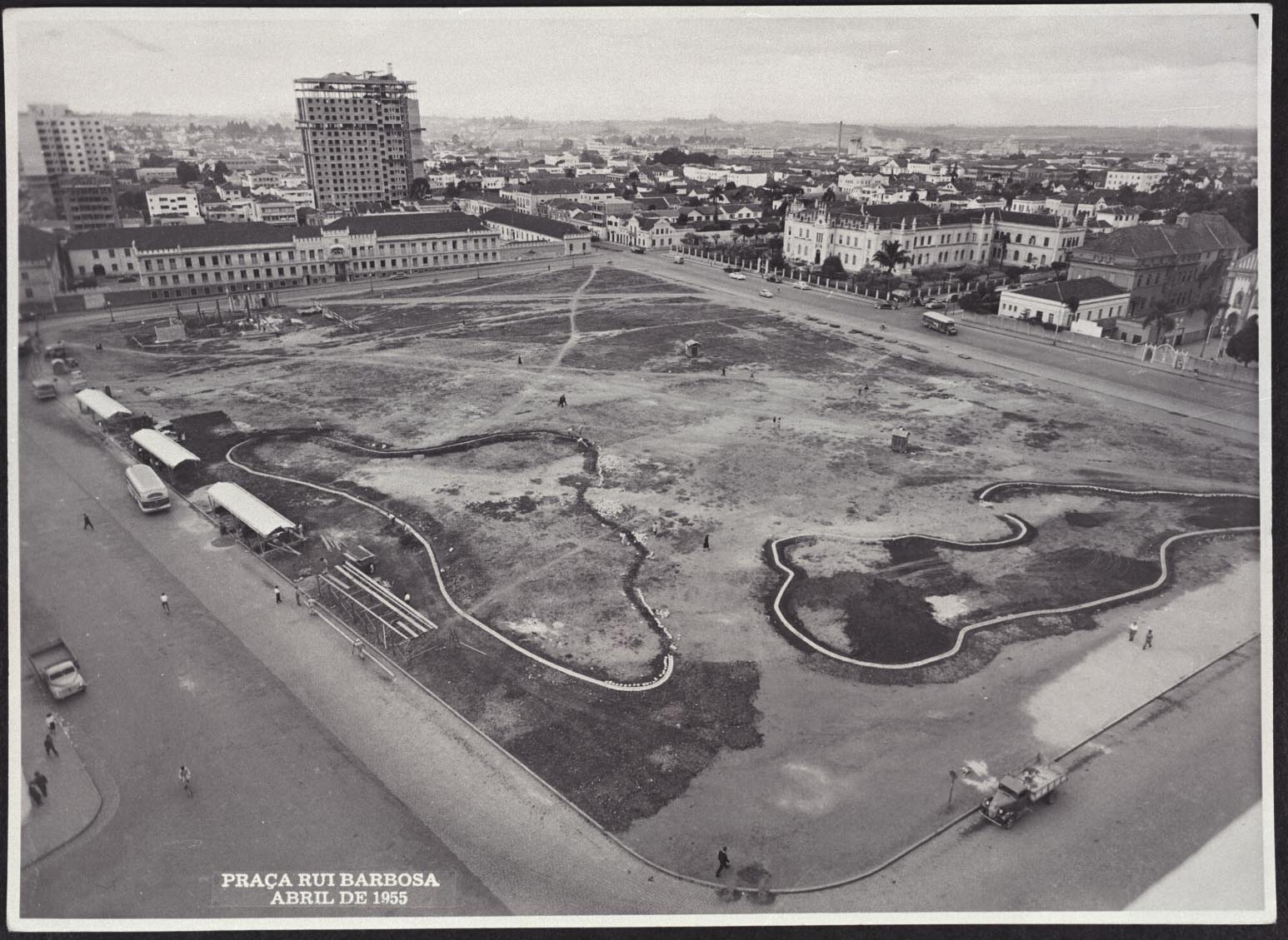 Praça Ruy Barbosa em abril de 1955. À esquerda, o prédio do antigo Quartel; à direita, a Santa Casa de Misericórdia e vista parcial da Paróquia do Senhor Bom Jesus dos Perdões. Praça Ruy Barbosa em abril de 1955. À esquerda, o prédio do antigo Quartel; à direita, a Santa Casa de Misericórdia e vista parcial da Paróquia do Senhor Bom Jesus dos Perdões.