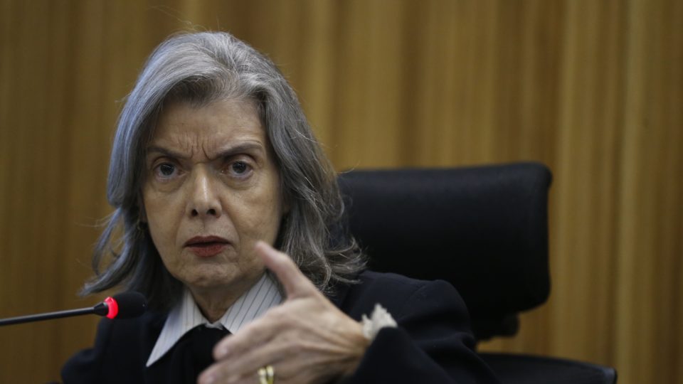 STF vai decidir se coronavírus tem o direito de se espalhar pelo país “Tenho certeza de que não foi pênalti!”, disse a ministra Carmen Lúcia durante a decisão sobre o controverso empate por 0x0 no clássico entre o Piraporinha x Tupiniquinistão F.C.