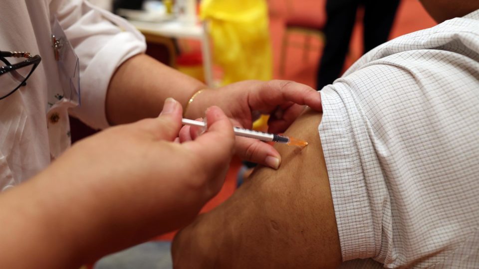 EUA comprarão 500 milhões de doses da vacina Pfizer para doar a outros países Profissional de saúde aplica uma dose da vacina contra Covid-19 da Pfizer em Tunis, na Tunísia, 4 de junho