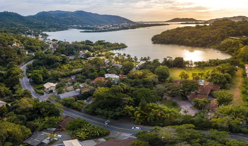 Vista da região da Lagoa da Conceição. Vista da região da Lagoa da Conceição.