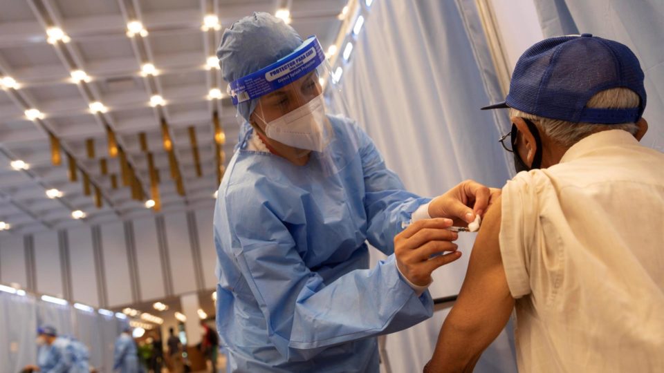Dados duvidosos, aglomerações, fila VIP: o caos da vacinação na Venezuela Enfermeira aplica dose da vacina Sputnik V contra Covid-19 em Caracas, 21 de maio