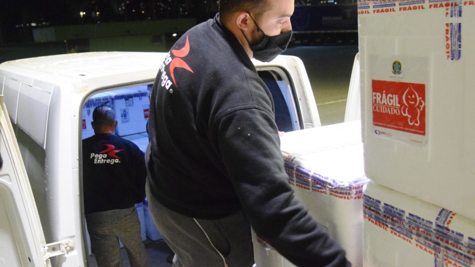 Paraná recebe novo lote de vacinas e alcança marca de 6 milhões de doses Paraná recebeu na noite desta quarta-feira (9) mais 238 mil vacinas