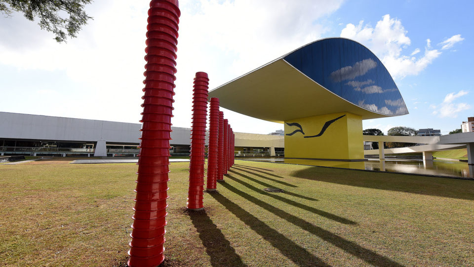 Tem mais de 60 anos? Participe do Arte para Maiores do MON Arte para Maiores é um projeto do Museu Oscar Niemeyer. Na imagem, a fachada do museu.