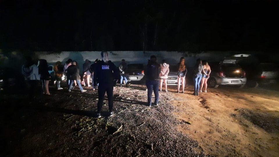 Festas clandestinas de Curitiba e RMC têm organização profissional e ligação com crimes Festa clandestina encerrada pela Polícia Civil em São José dos Pinhais na madrugada do último sábado (5): além do organizador ser reicidente, havia muita droga no local.