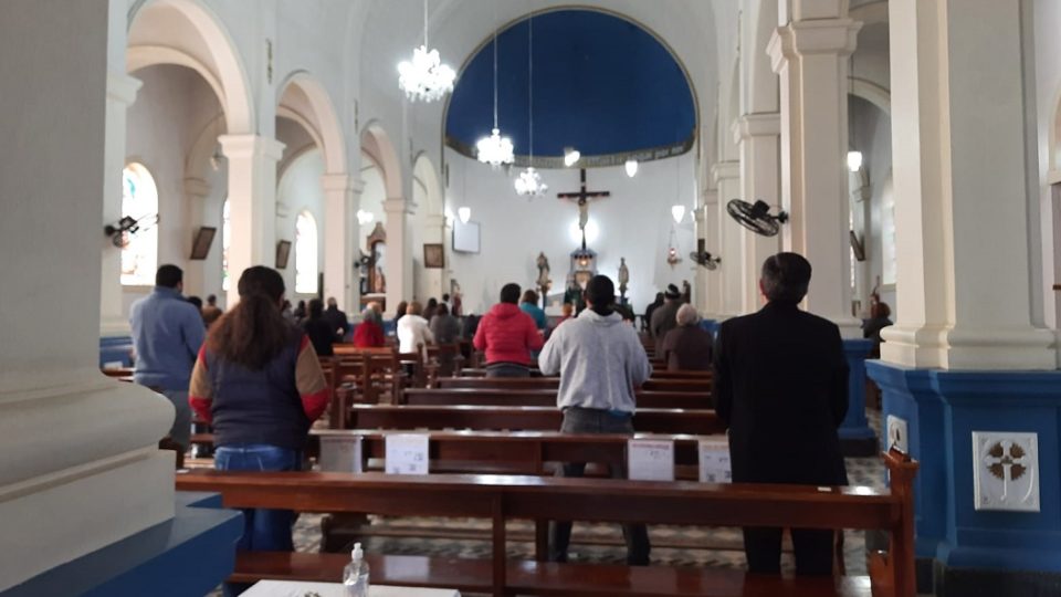 Prefeitura no RS faz BO contra padre e processa paróquia por missas presenciais Imagem da missa enviada pela Prefeitura de Santa Vitória do Palmar.