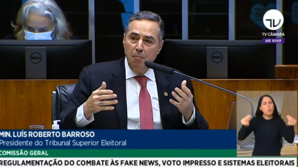 Em crítica a “milícias digitais”, Barroso diz que praticam “cristianismo do mal no Brasil” Barroso criticou as milícias digitais na Câmara dos Deputados