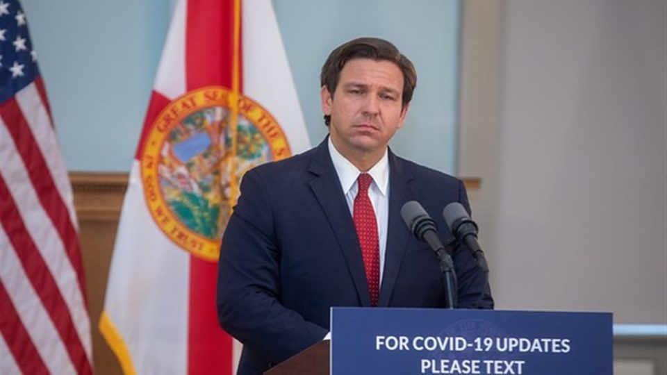 Escolas da Flórida vão ensinar sobre perigos do comunismo e totalitarismo Governador da Flórida, Ron DeSantis, quer combater doutrinação no ensino.