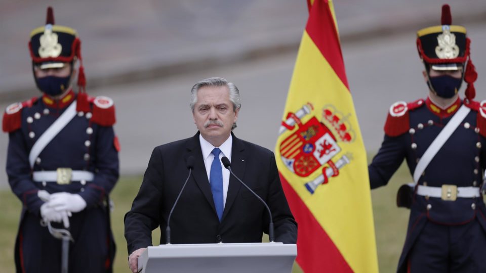 A frase racista de Alberto Fernández e as identidades nacionais na América O presidente da Argentina, Alberto Fernández, em encontro com o chefe do governo espanhol, Pedro Sánchez, na Casa Rosada, 9 de junho