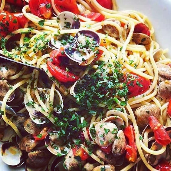 Spaguetti alle vongole con pomodorini. Spaguetti alle vongole con pomodorini.