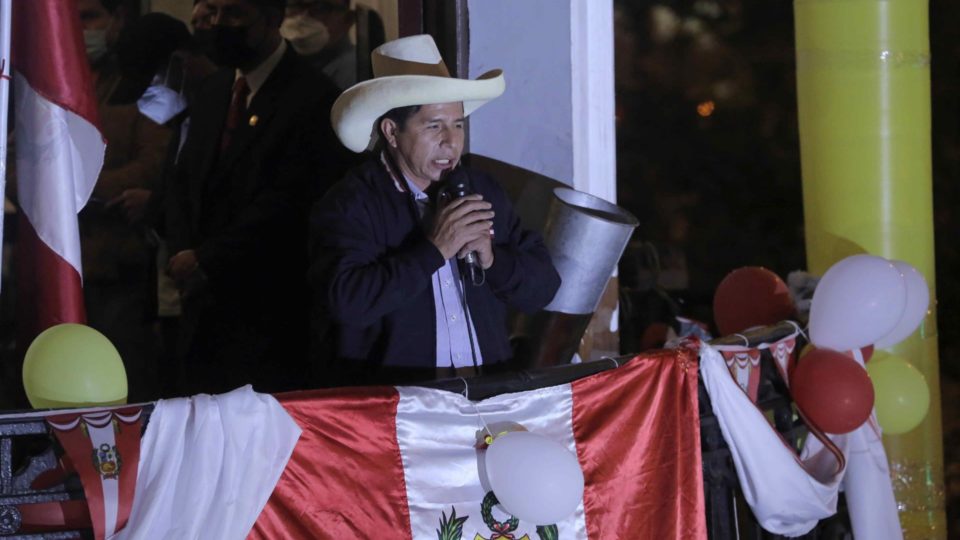 Peru tem 100% das urnas processadas, mas resultado oficial pode demorar até 2 semanas O candidato de esquerda à presidência do Peru, Pedro Castillo, discursa para apoiadores.