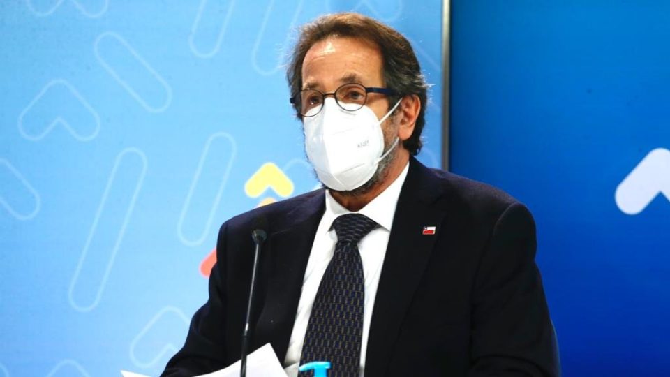 No Chile, maioria dos infectados e internados em UTI não completou esquema de vacinação Subsecretário de Redes Assistenciais do Ministério da Saúde do Chile, Alberto Dougnac, em coletiva de imprensa nesta quinta-feira.