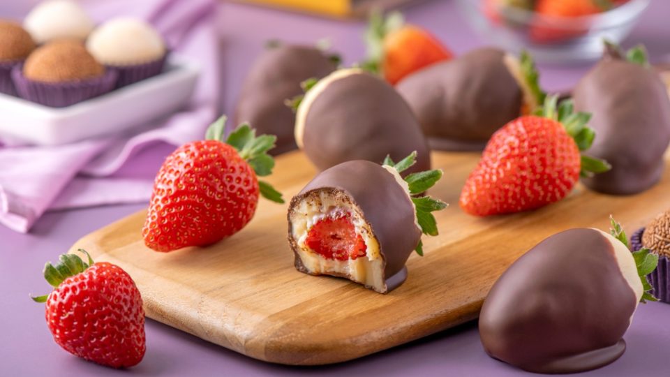 O Famoso Brigadeiro: 10 anos de história, nova loja e doces inéditos Bombom de morango d’O Famoso Brigadeiro.