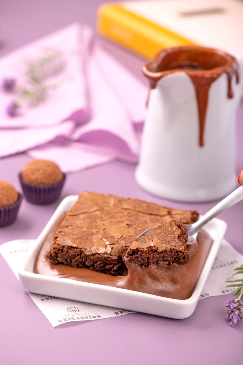 Brownie com calda de brigadeiro. Foto: Marcelo Krelling Brownie com calda de brigadeiro. Foto: Marcelo Krelling