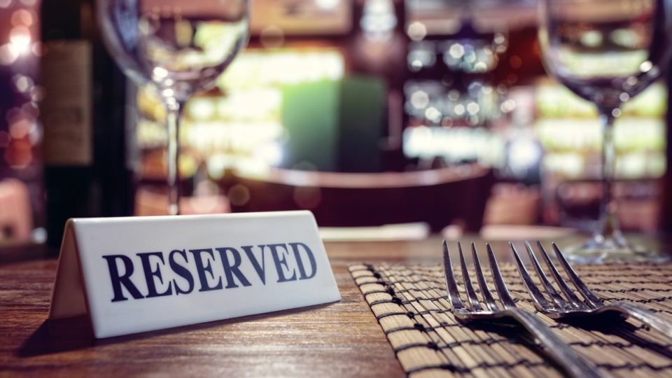 Restaurantes pedem que clientes cumpram a regra de reservas prévias em Curitiba Mesa reservada