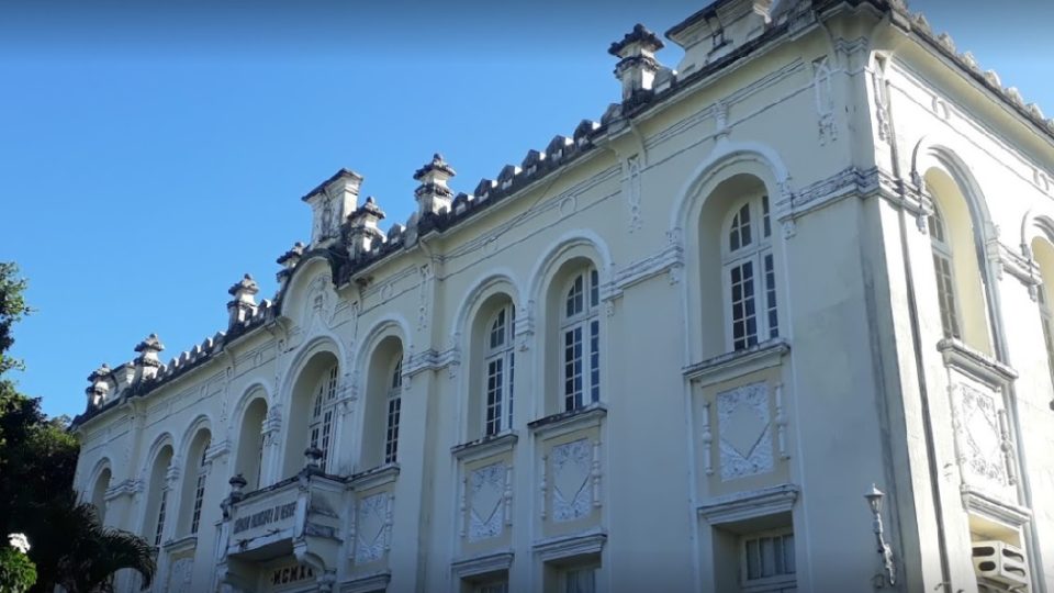 Câmara de Vereadores de Recife barra ações afirmativas a mulheres trans na LDO Fachada da Câmara dos Vereadores de Recife.